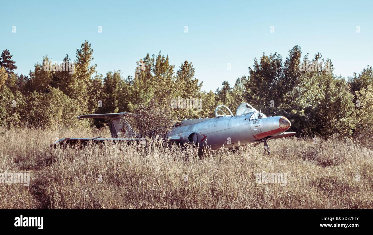 Ancien avion soviétique dans le champ des couleurs d'automne. Aero L-29 Delfín un avion d'entraînement à réaction à la base aérienne abandonnée demeure à Vovchansk, en Ukraine Banque D'Images