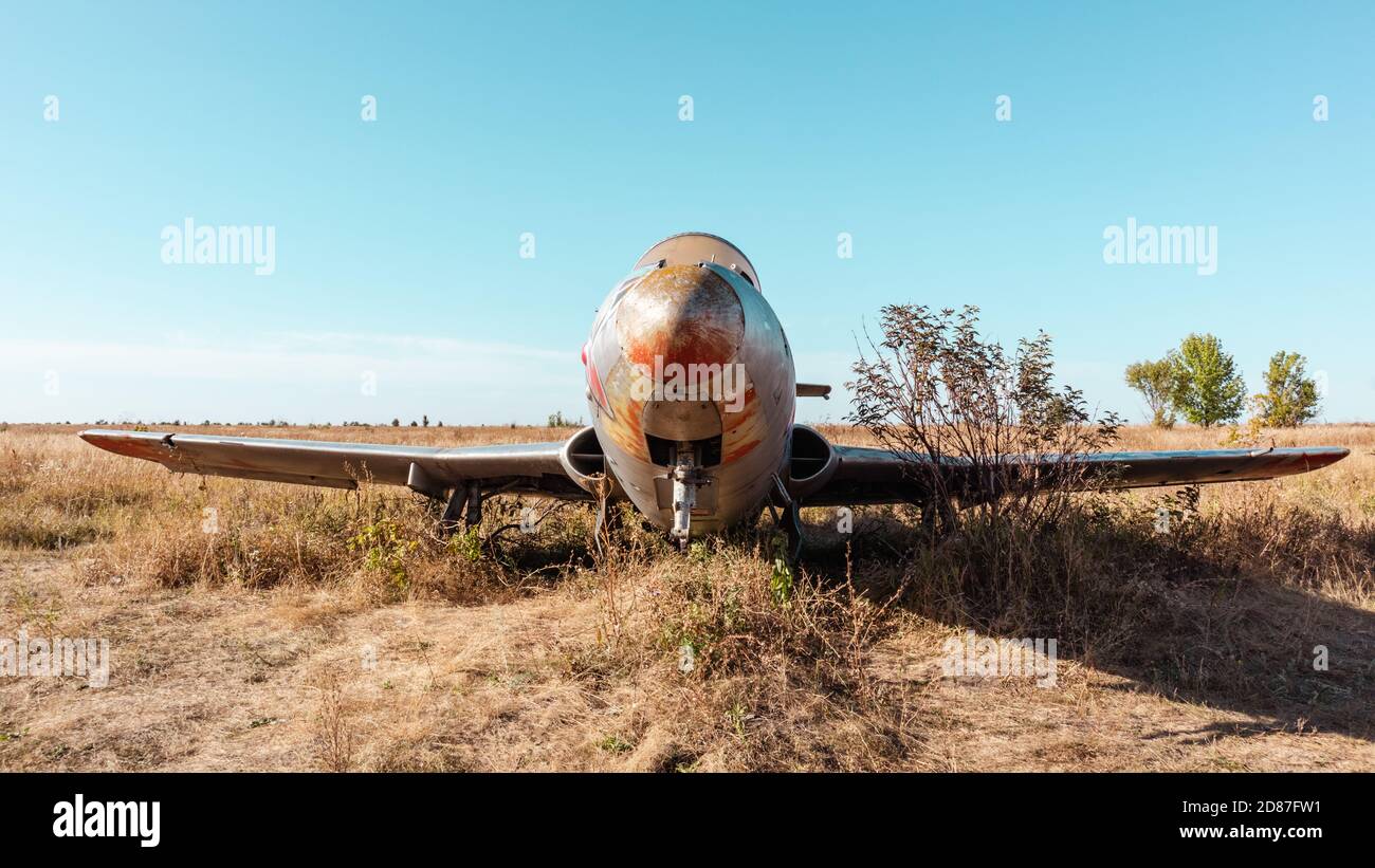 Vue de face de l'ancien avion militaire sur fond bleu ciel d'automne clair dans le champ. Aero L-29 Delfín un avion d'entraînement motorisé à l'aérobase abandonné remai Banque D'Images
