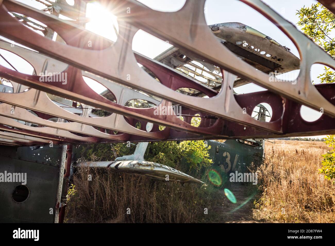 Soleil brillant à travers l'aile de la construction an-2 gros plan. Antonov monomoteur soviétique biplan abandonné dans l'ancien champ de base aérienne, l'aviation reste en V Banque D'Images