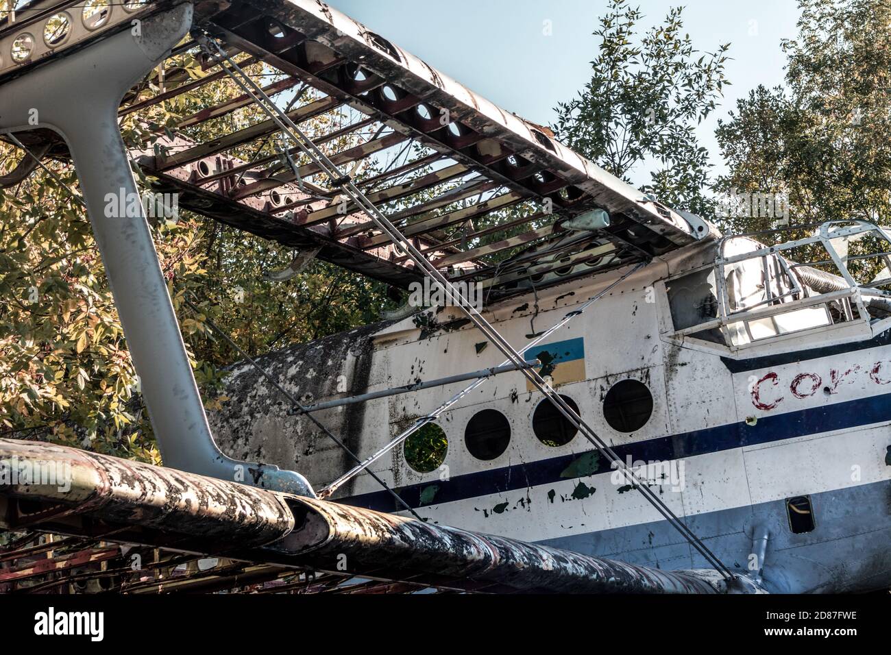 Fuselage et cabine de l'an-2 Antonov soviétique monomoteur biplan produit en masse abandonné dans l'ancien champ de base aérienne, l'aviation reste à Vovchansk, Ukraine Banque D'Images