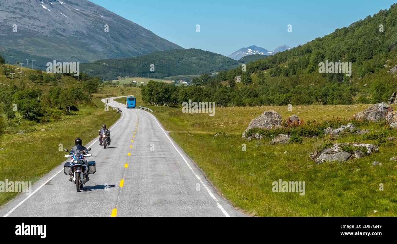 Motocycliste et entraîneur sur la route européenne 63, Geiranger, Møre og Romsdal, Norvège, Scandinavie, Europe, voyage aventure, montagnes, tourisme, Hurtigrut Banque D'Images
