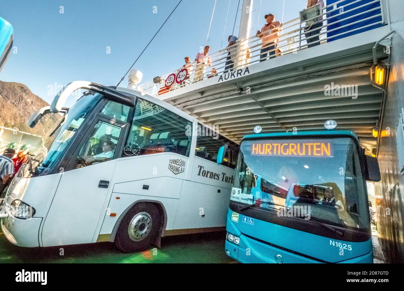 Autocars sur un ferry, , Eidsdal, Møre og Romsdal, Norvège, Scandinavie, Europe, voyage aventure, tourisme, Hurtigruten, Hurtigruten voyage, croisière, NOR, Banque D'Images