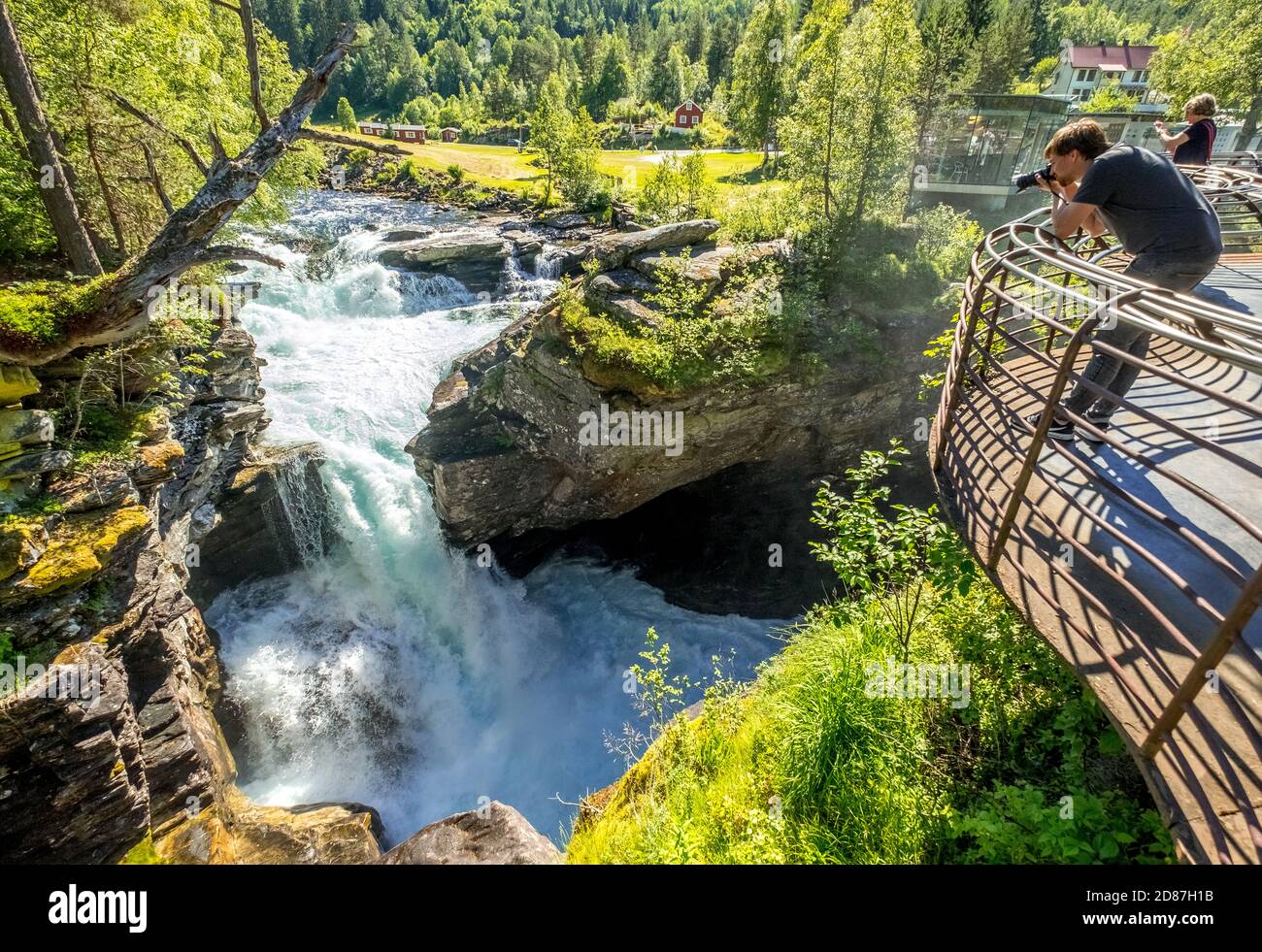 Gorges de Gudbrandsjuvet, rivière Valldøla, plate-forme d'observation avec les touristes, Valldal, Tafjord, Møre og Romsdal, Norvège, Scandinavie, Europe, voyage aventure, Banque D'Images