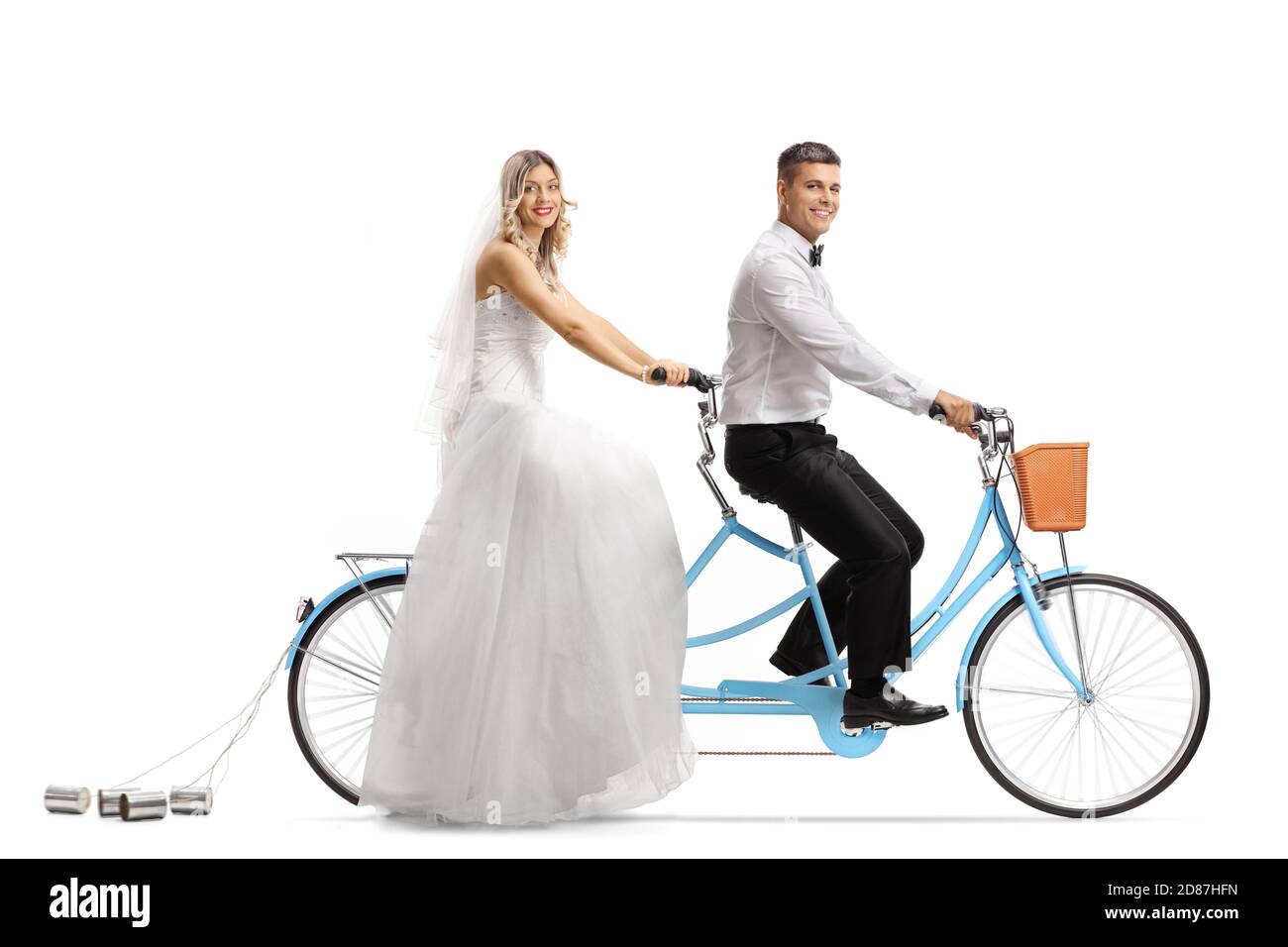 Mariée et marié à vélo tandem et regardant caméra isolée sur fond blanc Banque D'Images
