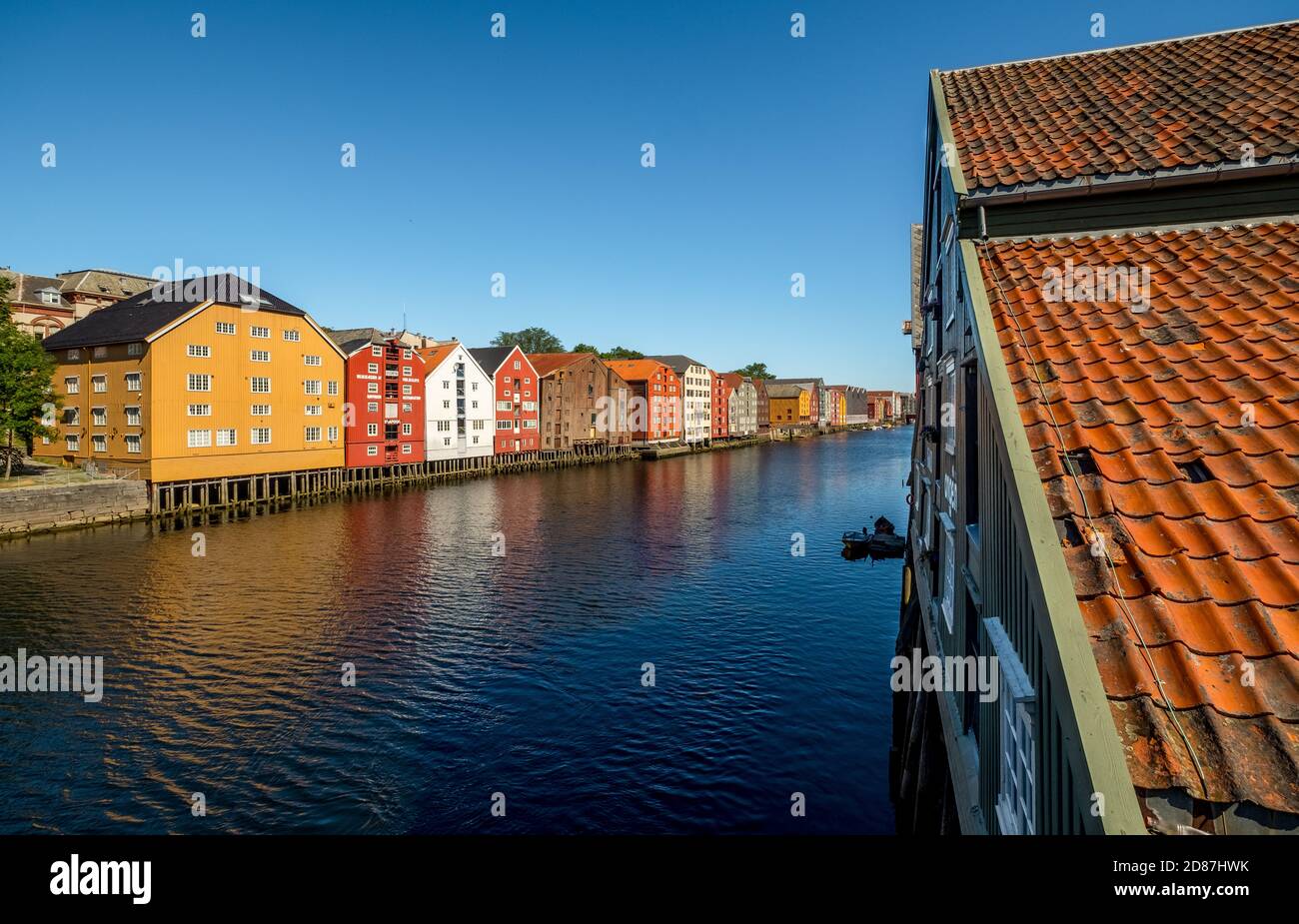 Speicherstadt, pittoresques maisons colorées et bâtiments commerciaux sur la rivière Nidelva, pieu Dwellings, Trondheim, Trøndelag, Norvège, Scandinavie, Banque D'Images