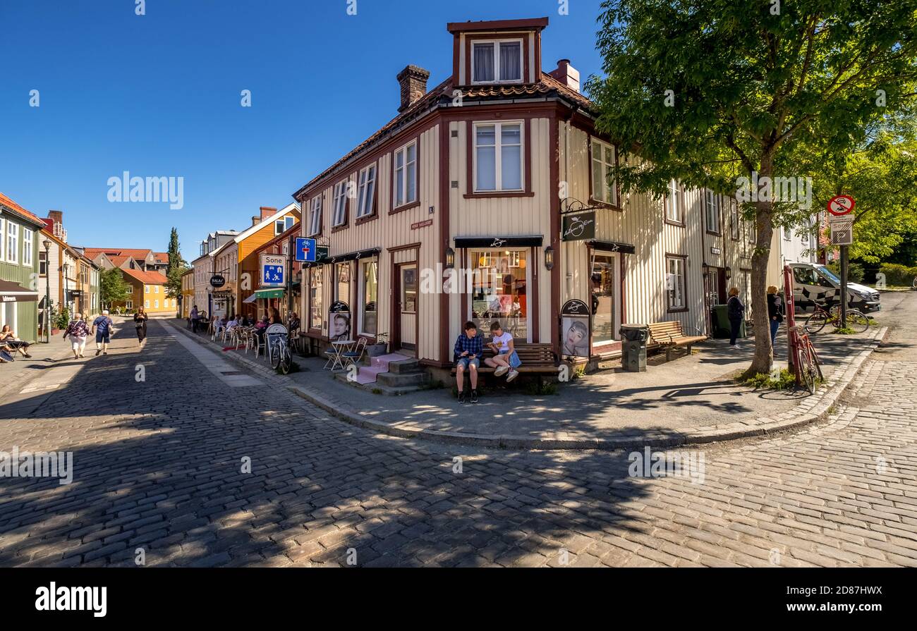 Kiosque, maisons en bois, quartier de Bakklandet, Trondheim, Trøndelag, Norvège, Scandinavie, Europe, voyage aventure, rue commerçante, loisirs, tourisme, Hurti Banque D'Images