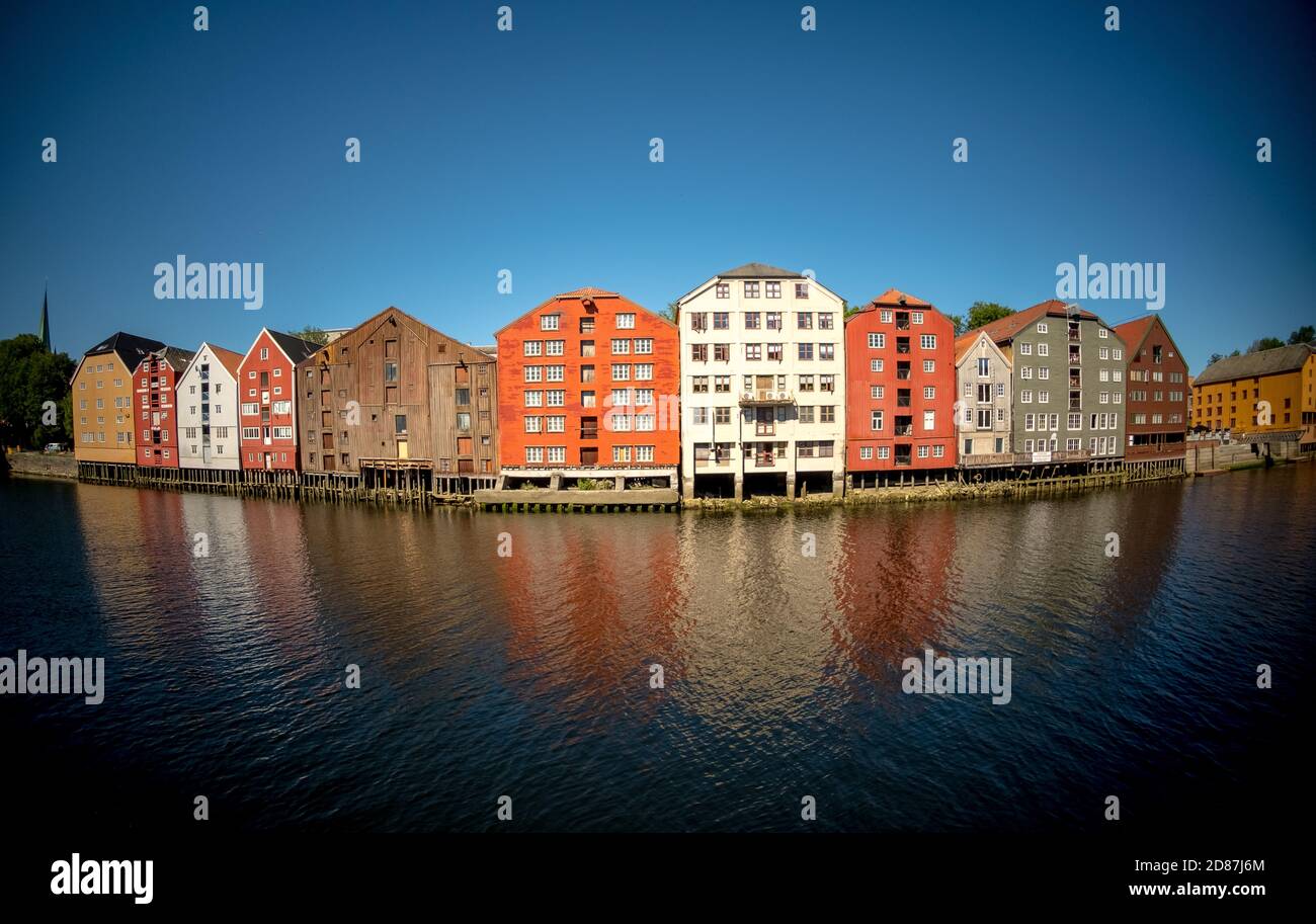 Ville d'entrepôt, maisons pittoresques et colorées et bâtiments commerciaux sur la rivière Nidelva, pieu Dwellings, Trondheim, Trøndelag, Norvège, Scandinavie, Banque D'Images