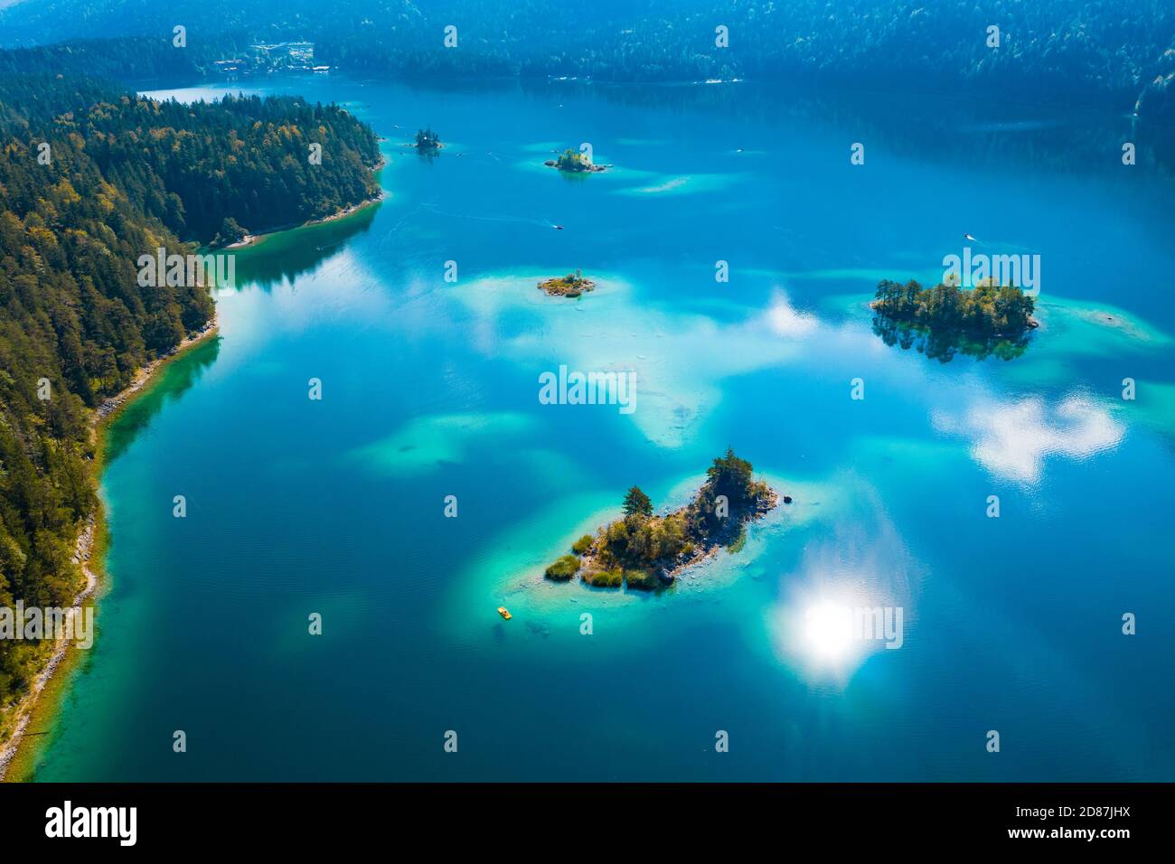 Vue aérienne sur le lac Eibsee, les petites îles dans l'eau turquoise Banque D'Images