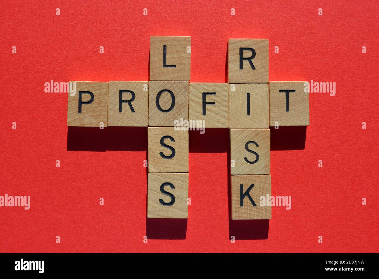 Profit, perte, risque, mots en mots croisés isolés sur fond rouge Banque D'Images