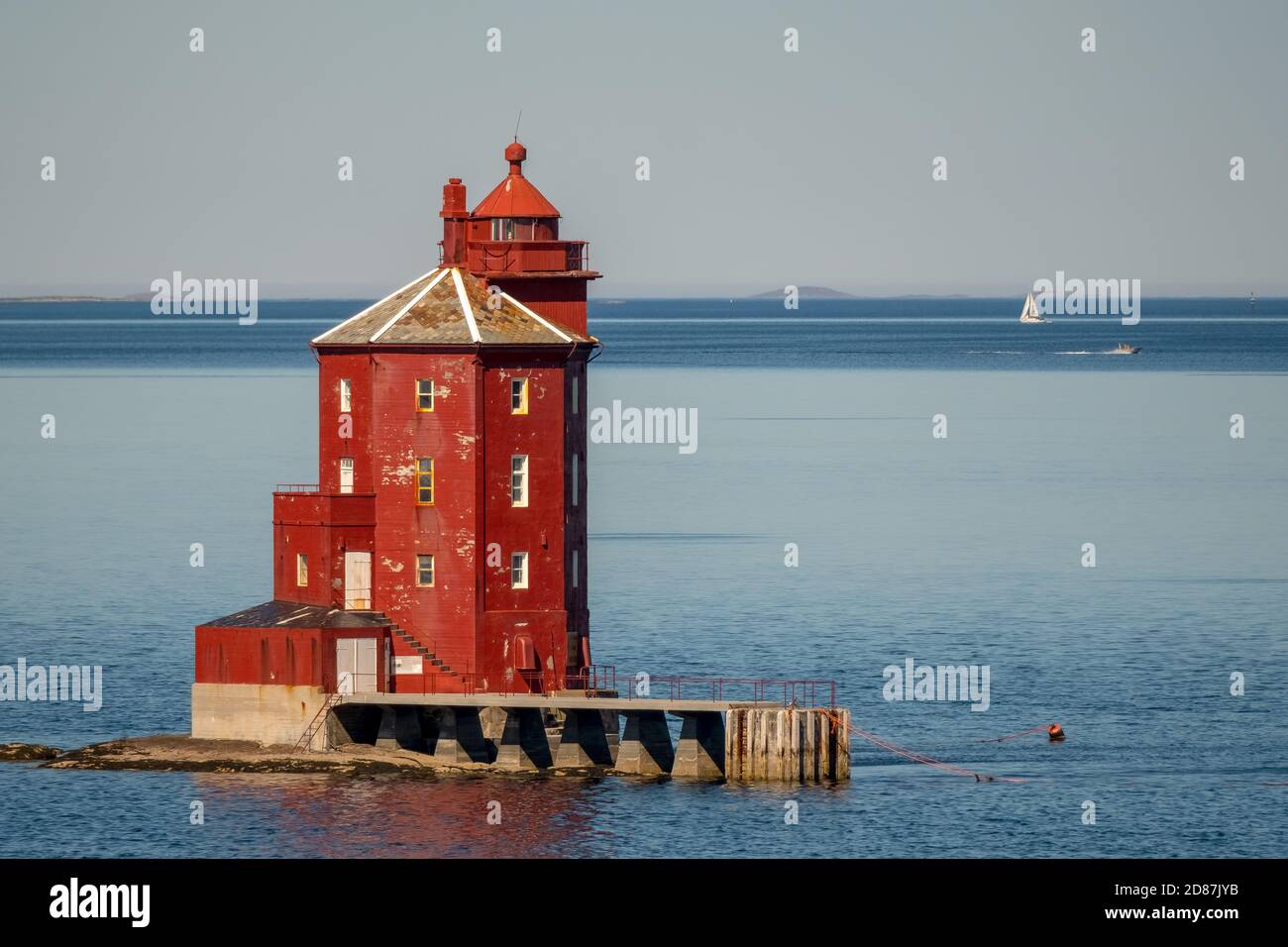 Kjeungskjær FYR, phare rouge, au large de la côte norvégienne sur un petit skerry au large de l'Ørland, Trøndelag. Uthaug, Trøndelag, Norvège, Scandinavie, Europe, adven Banque D'Images