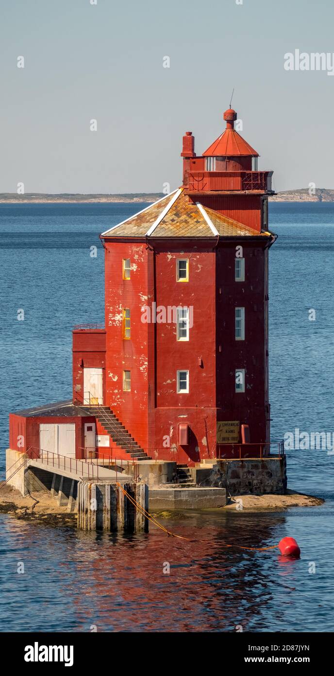 Kjeungskjær FYR, phare rouge, au large de la côte norvégienne sur un petit skerry au large de l'Ørland, Trøndelag. Uthaug, Trøndelag, Norvège, Scandinavie, Europe, adven Banque D'Images