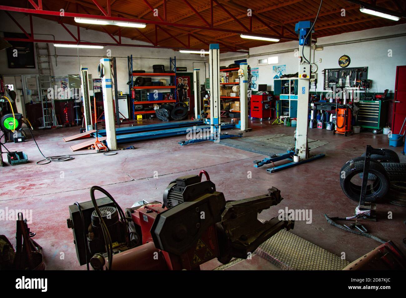 Vue générale de l'atelier de roues avec diverses machines Banque D'Images