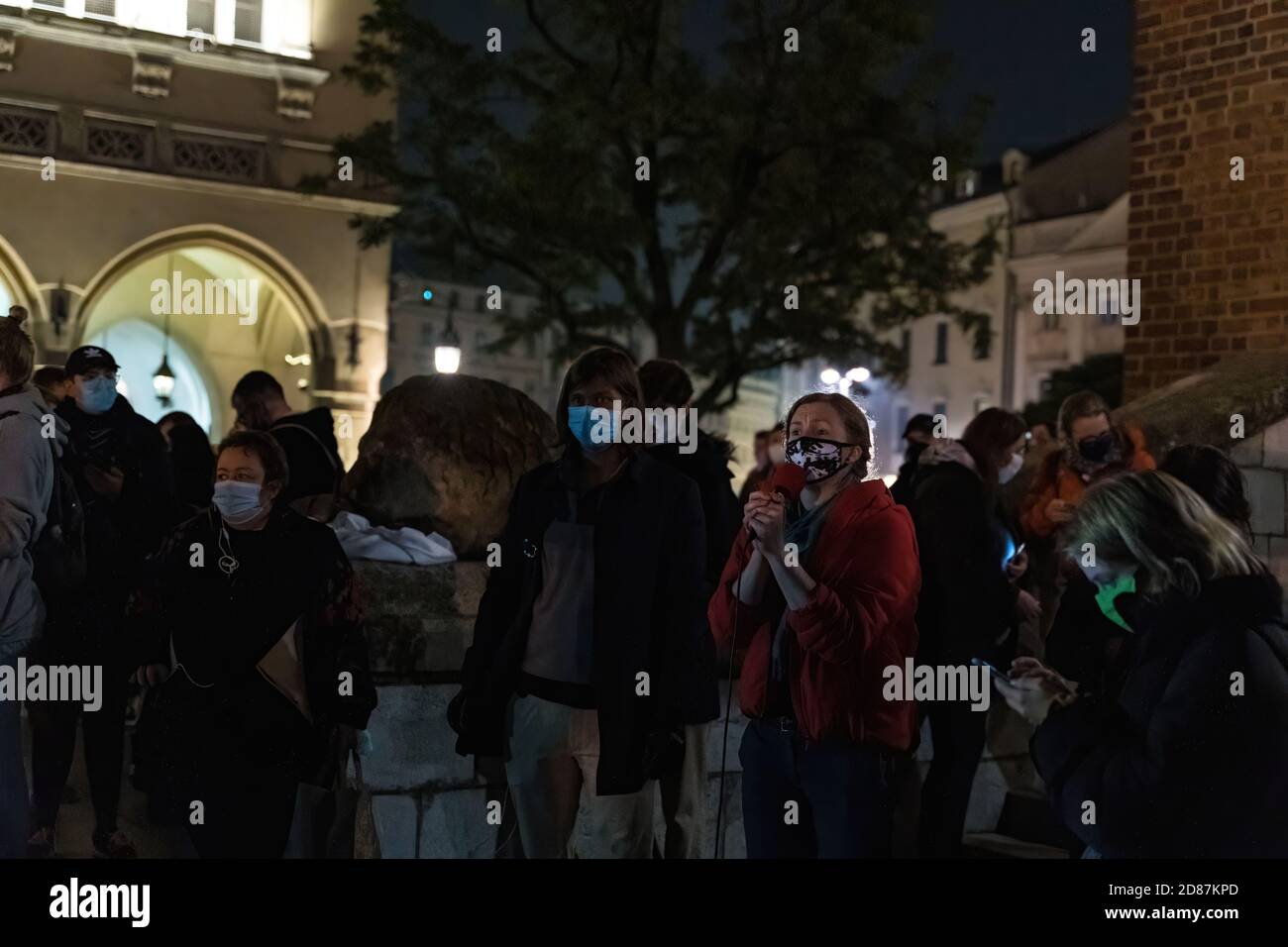 Cracovie, Pologne - 24 octobre 2020 : le peuple polonais proteste à l'échelle nationale contre une nouvelle interdiction presque complète de l'avortement. Les personnes portant des masques pendant la corona Banque D'Images