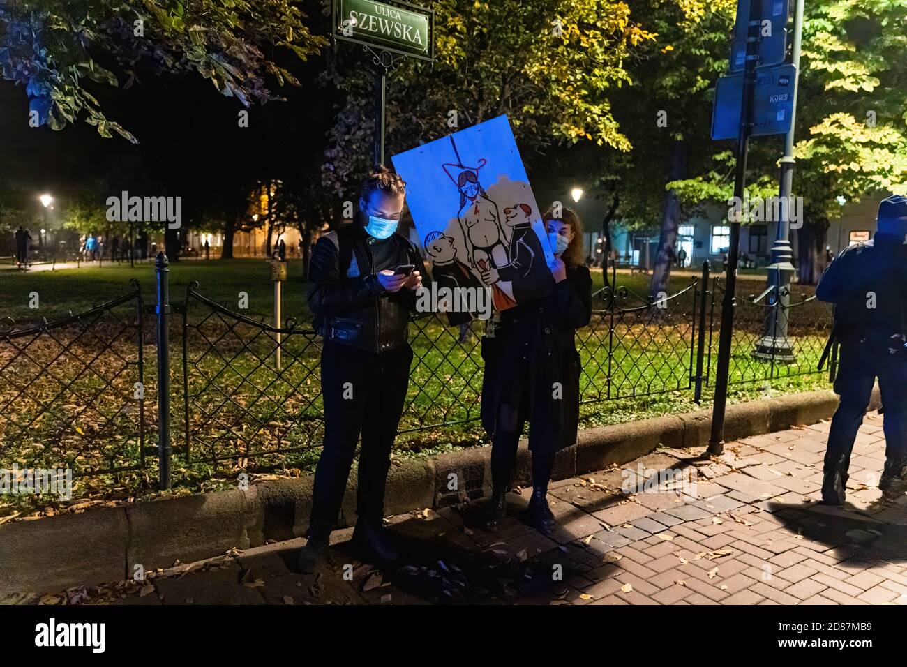 Cracovie, Pologne - 24 octobre 2020 : le peuple polonais proteste à l'échelle nationale contre une nouvelle interdiction presque complète de l'avortement. Les personnes portant des masques pendant la corona Banque D'Images