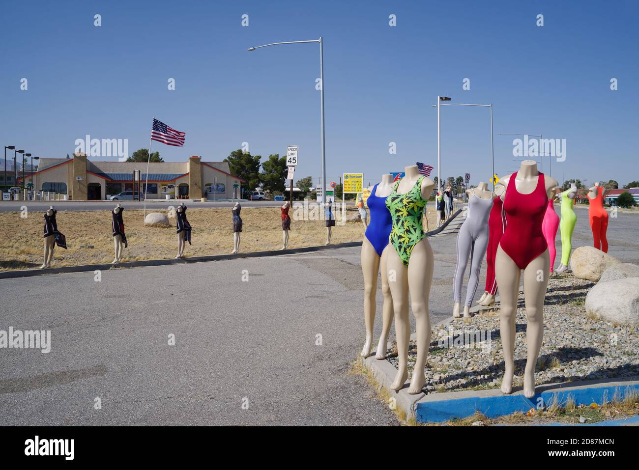 Mannequins portant des maillots de bain et des leggings à vendre devant un magasin dans la ville désertique de Mojave. Banque D'Images
