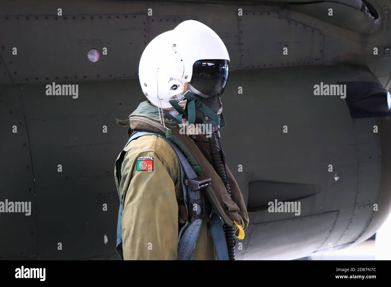 Uniforme de pilote militaire avec avion en arrière-plan Banque D'Images