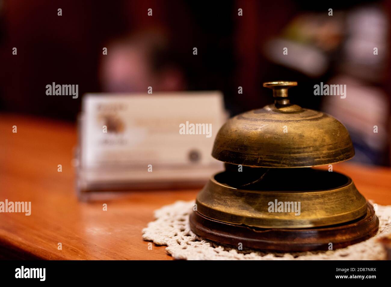 Ancienne sonnette située à la réception d'un hôtel pour l'attention du réceptionniste Banque D'Images