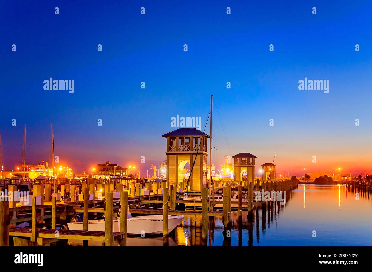 Le soleil se couche à la marina municipale de Gulfport, dans le petit port de Gulfport, le 26 août 2015, à Gulfport, Mississippi. Banque D'Images