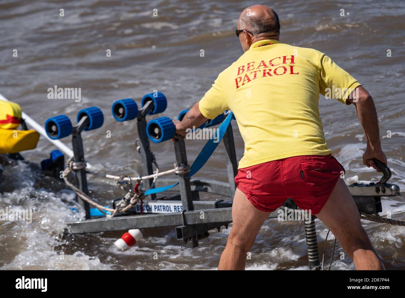 un sauveteur lance un jetski 1 Banque D'Images