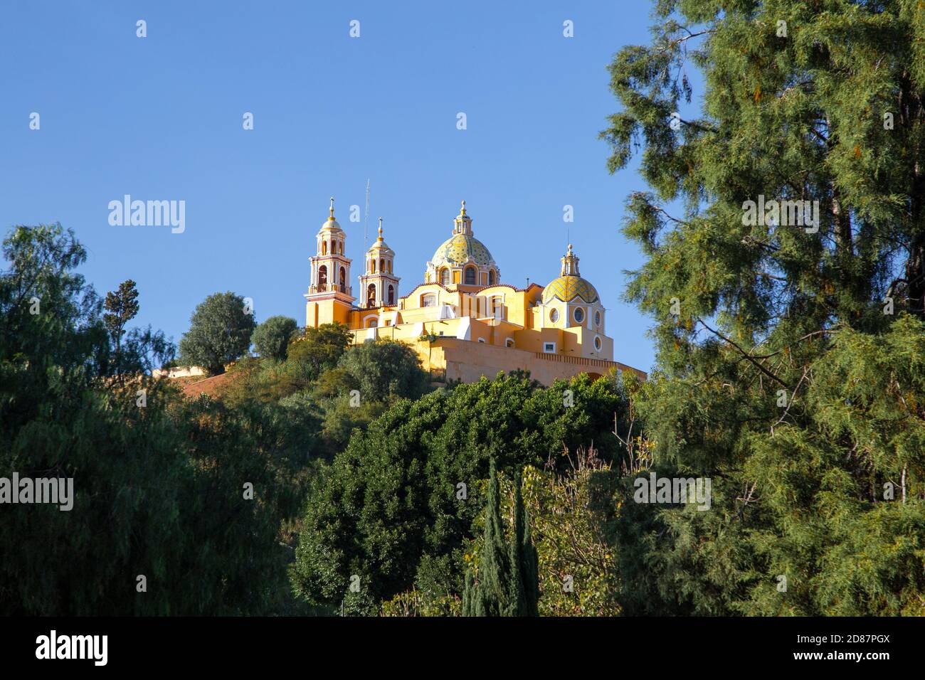 La pyramide et l'église emblématiques de Cholula au sommet, pendant le ciel bleu Banque D'Images