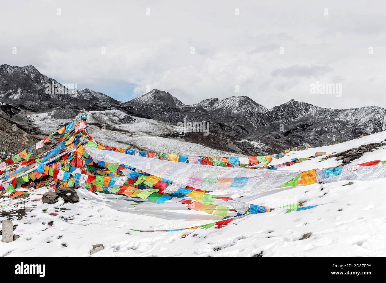 Paysage de drapeaux de prière bouddhistes colorés sur la montagne de neige Banque D'Images