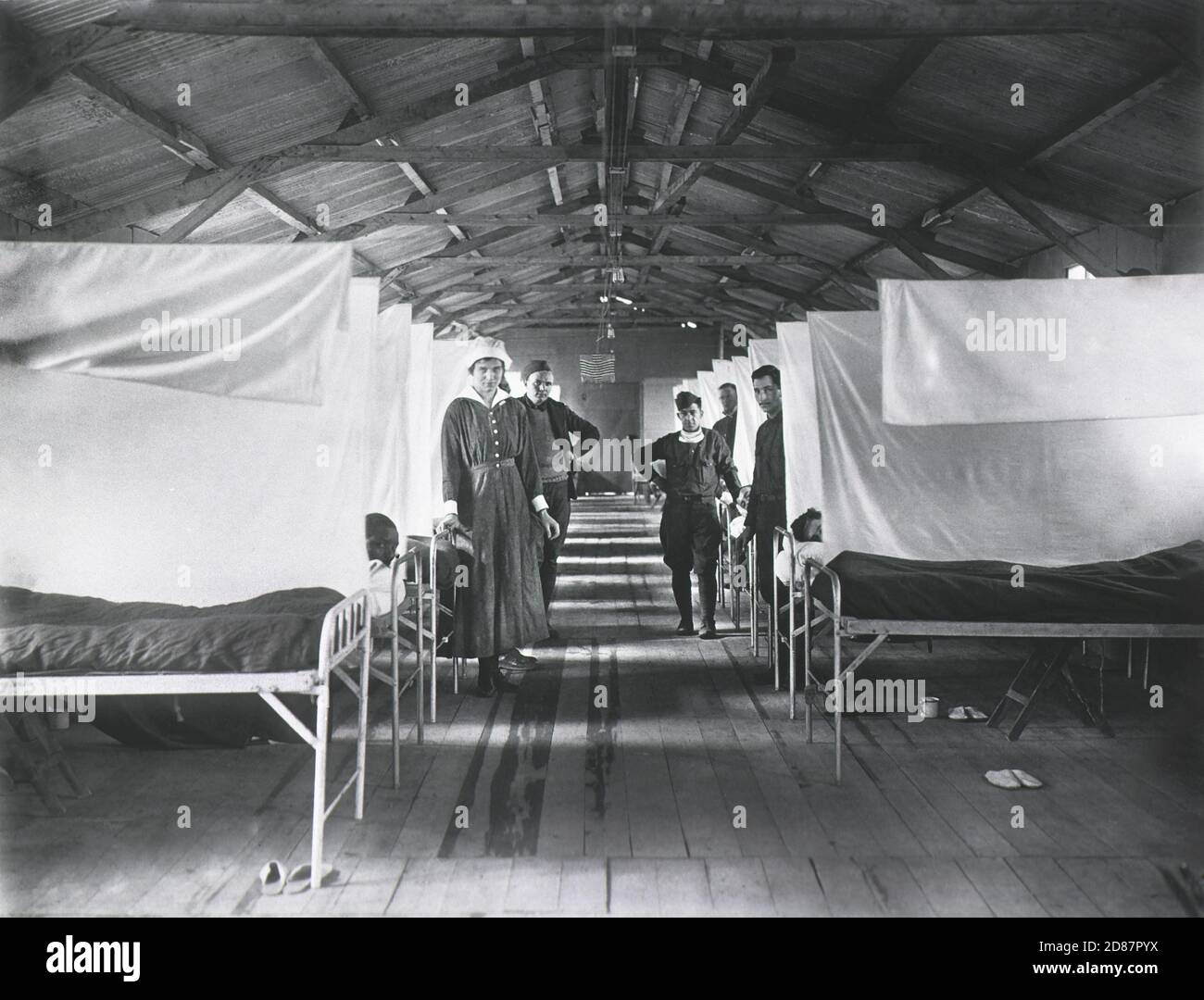 CPA Photo WW1 1914-1918 - Hôpital De Cosne-sur-Loire - Militaires Et Soignantes - Nièvre (58)