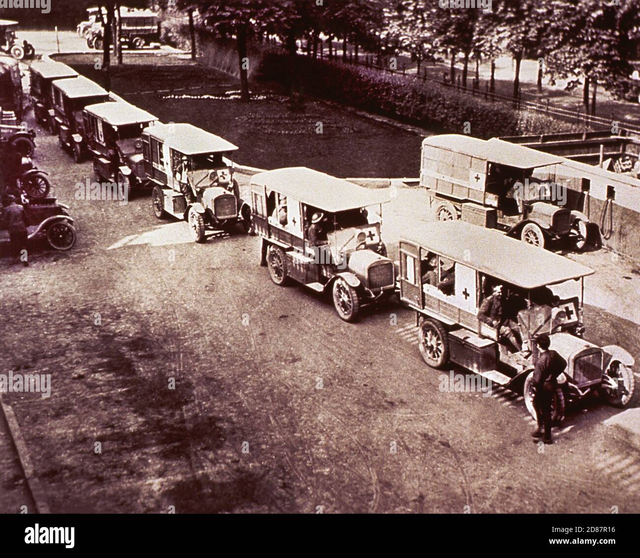 Ambulances transportant des soldats blessés à l'hôpital de campagne n° 1, Neuilly, France, US Army signal corps, 7 juin 1918 Banque D'Images