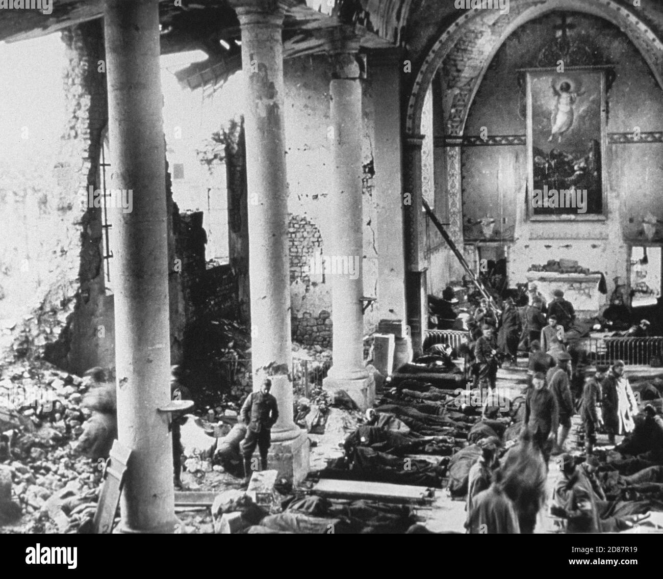 Station de premiers secours dans l'église bombardée, France, US Army signal corps, 1918 Banque D'Images