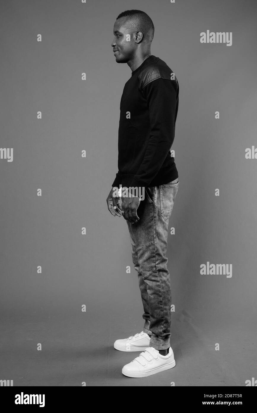 Studio de photo d'un jeune Africain sur fond gris Banque D'Images