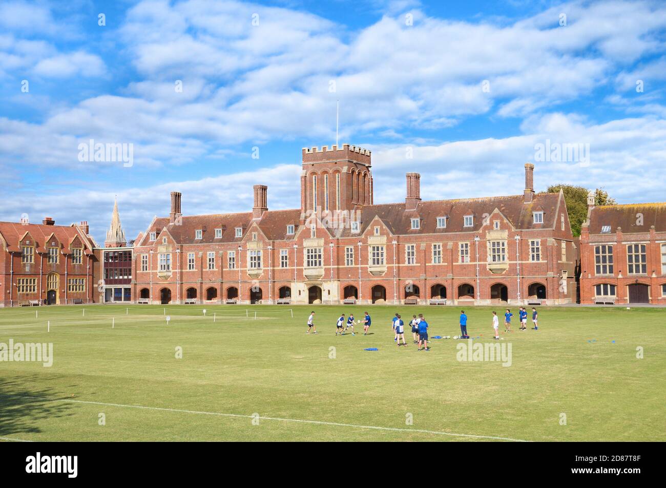 Extérieur de Eastbourne College, une école publique indépendante de premier plan, avec des étudiants pratiquant le rugby dans le domaine sportif. East Sussex, Angleterre, Royaume-Uni Banque D'Images