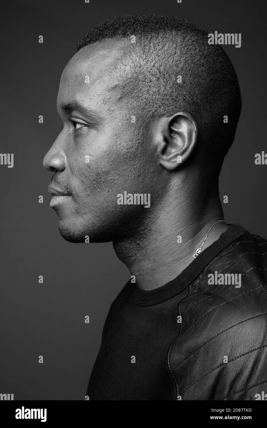 Studio de photo d'un jeune Africain sur fond gris Banque D'Images