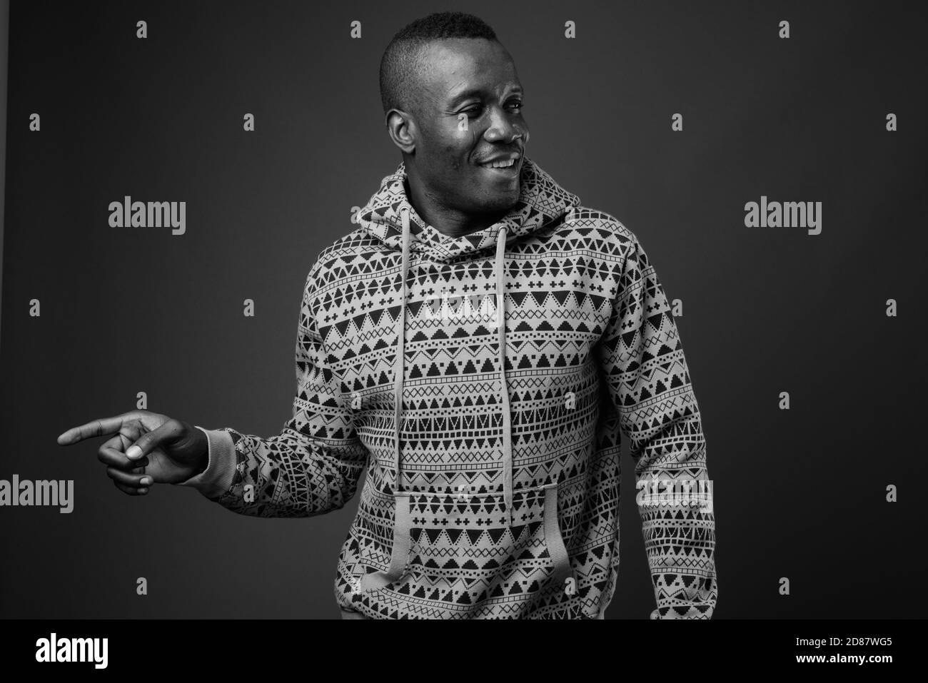 Studio de photo d'un jeune Africain sur fond gris Banque D'Images