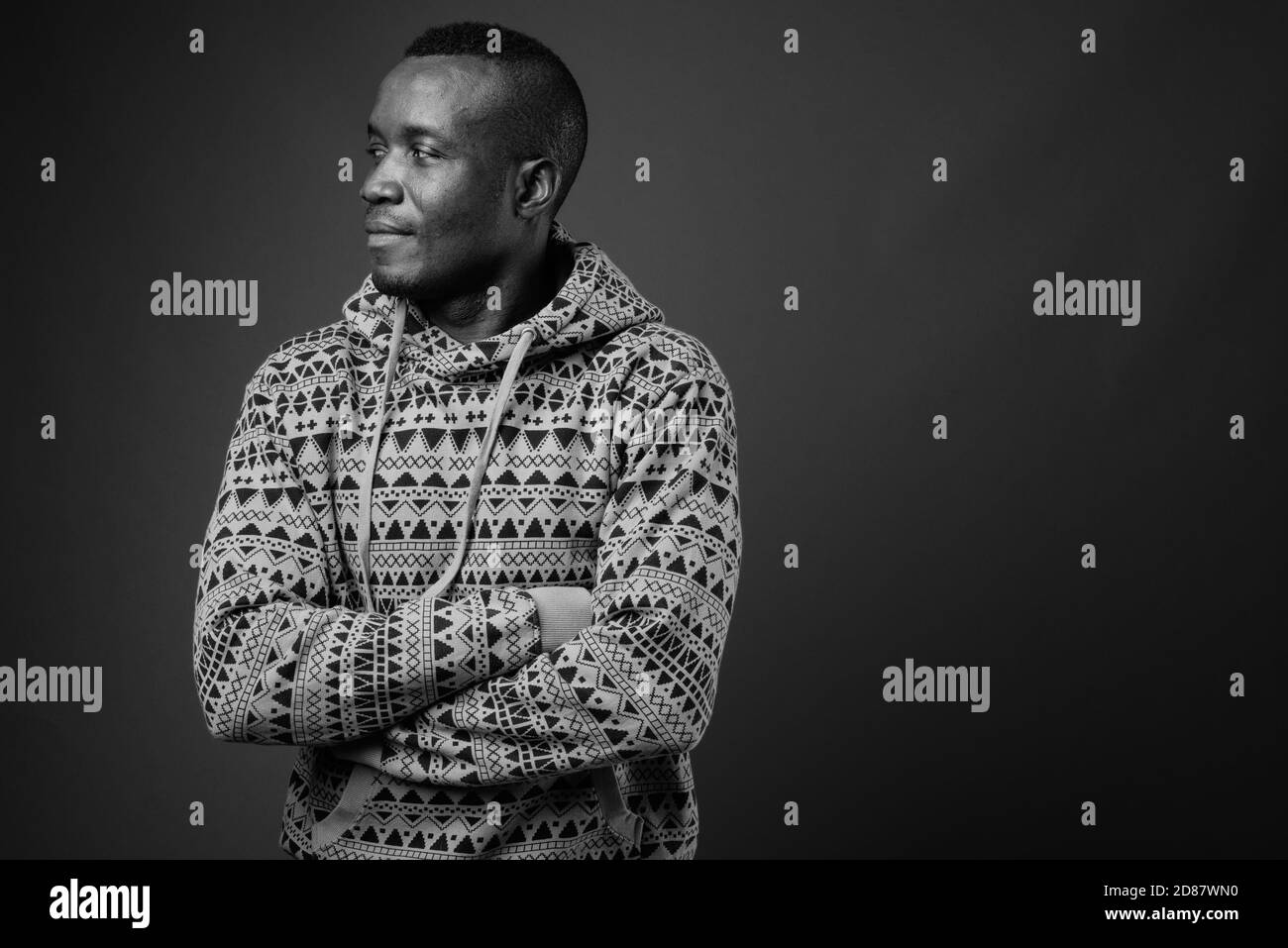 Studio de photo d'un jeune Africain sur fond gris Banque D'Images