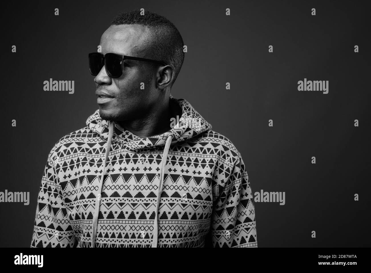 Studio de photo d'un jeune Africain sur fond gris Banque D'Images