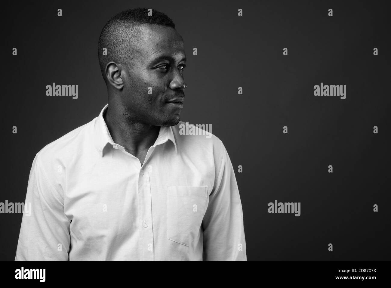 Studio de photo de jeune homme d'affaires africain sur fond gris Banque D'Images