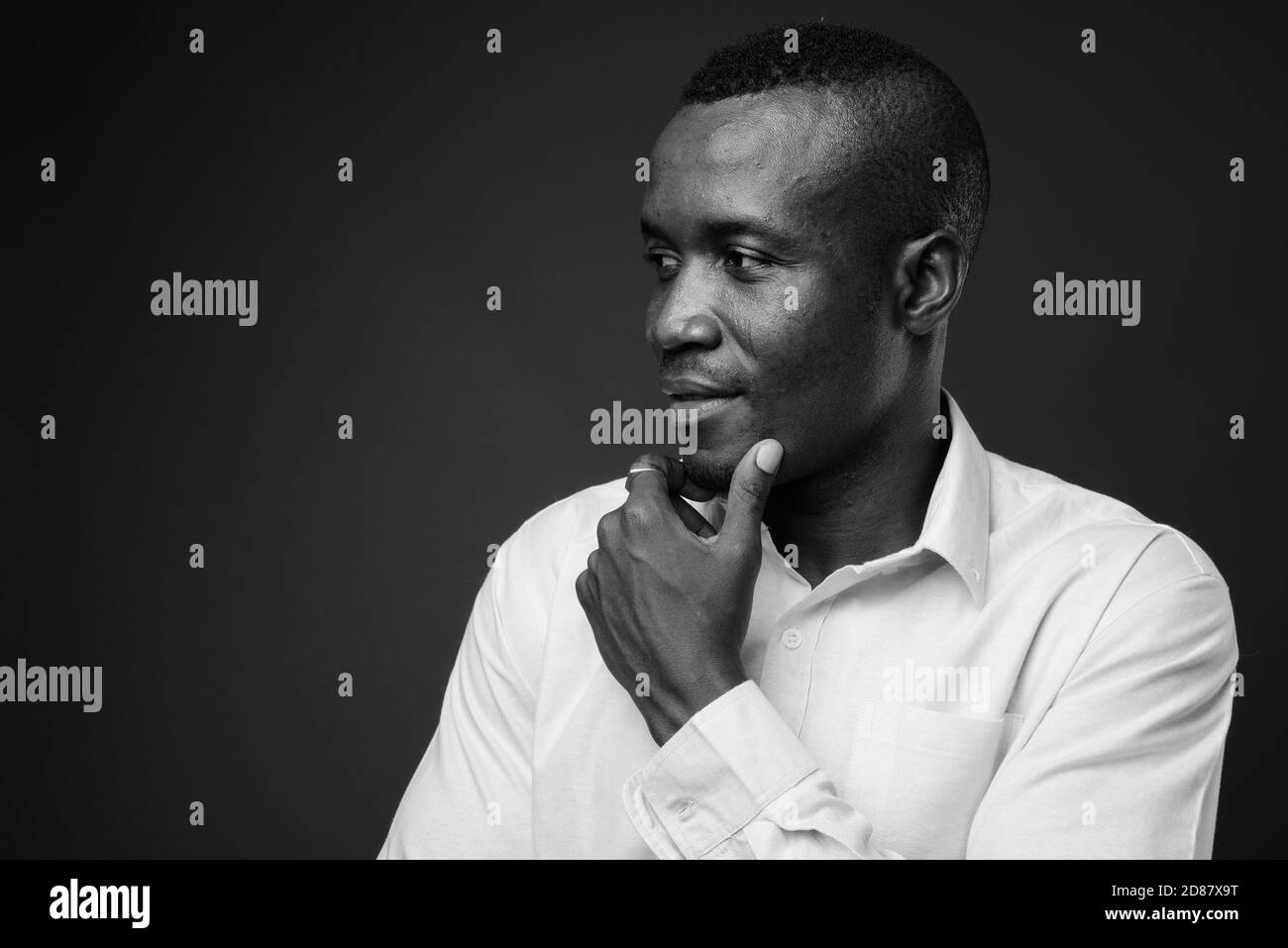 Studio de photo de jeune homme d'affaires africain sur fond gris Banque D'Images