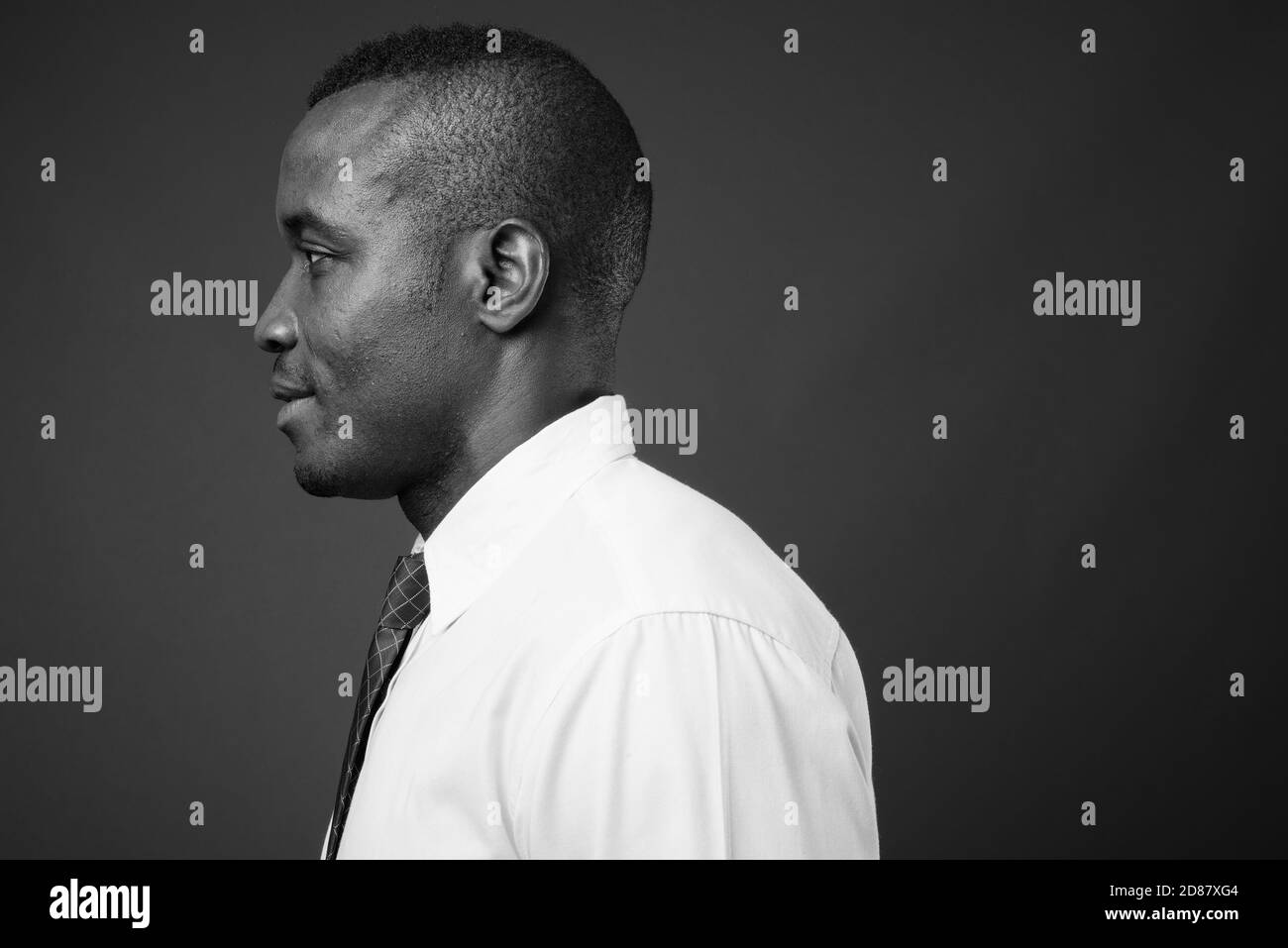 Studio de photo de jeune homme d'affaires africain sur fond gris Banque D'Images