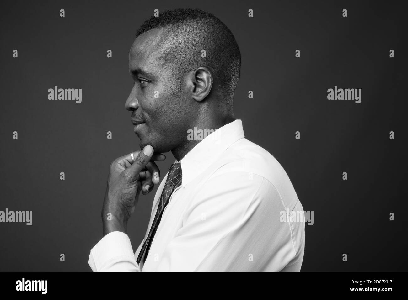 Studio de photo de jeune homme d'affaires africain sur fond gris Banque D'Images