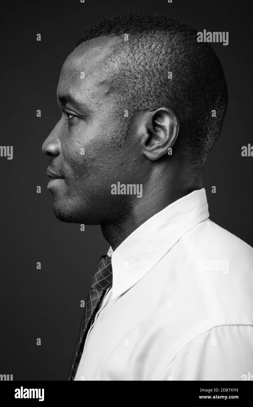 Studio de photo de jeune homme d'affaires africain sur fond gris Banque D'Images