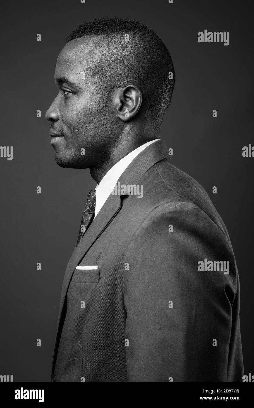 Studio de photo de jeune homme d'affaires africain sur fond gris Banque D'Images