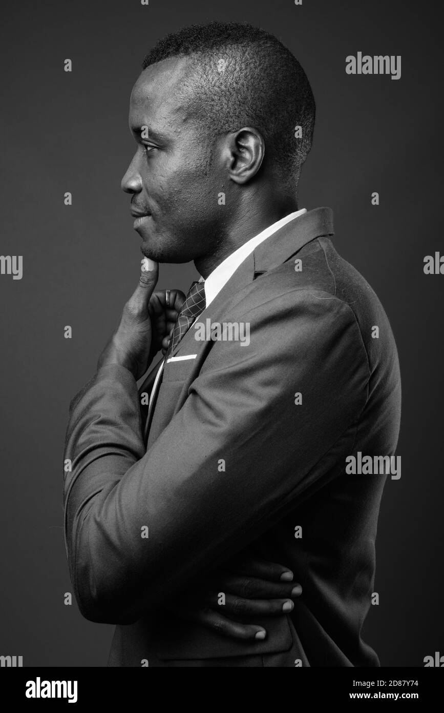 Studio de photo de jeune homme d'affaires africain sur fond gris Banque D'Images