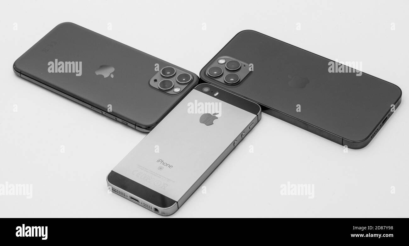Paris, France - 23 octobre 2020 : ancien iPhone se et 11 pro à côté du nouveau modèle de smartphone iPhone 12 Pro Max 5G par Apple Computers gros plan de l'appareil mobile Pacific Blue avec plusieurs caméras - noir et blanc Banque D'Images