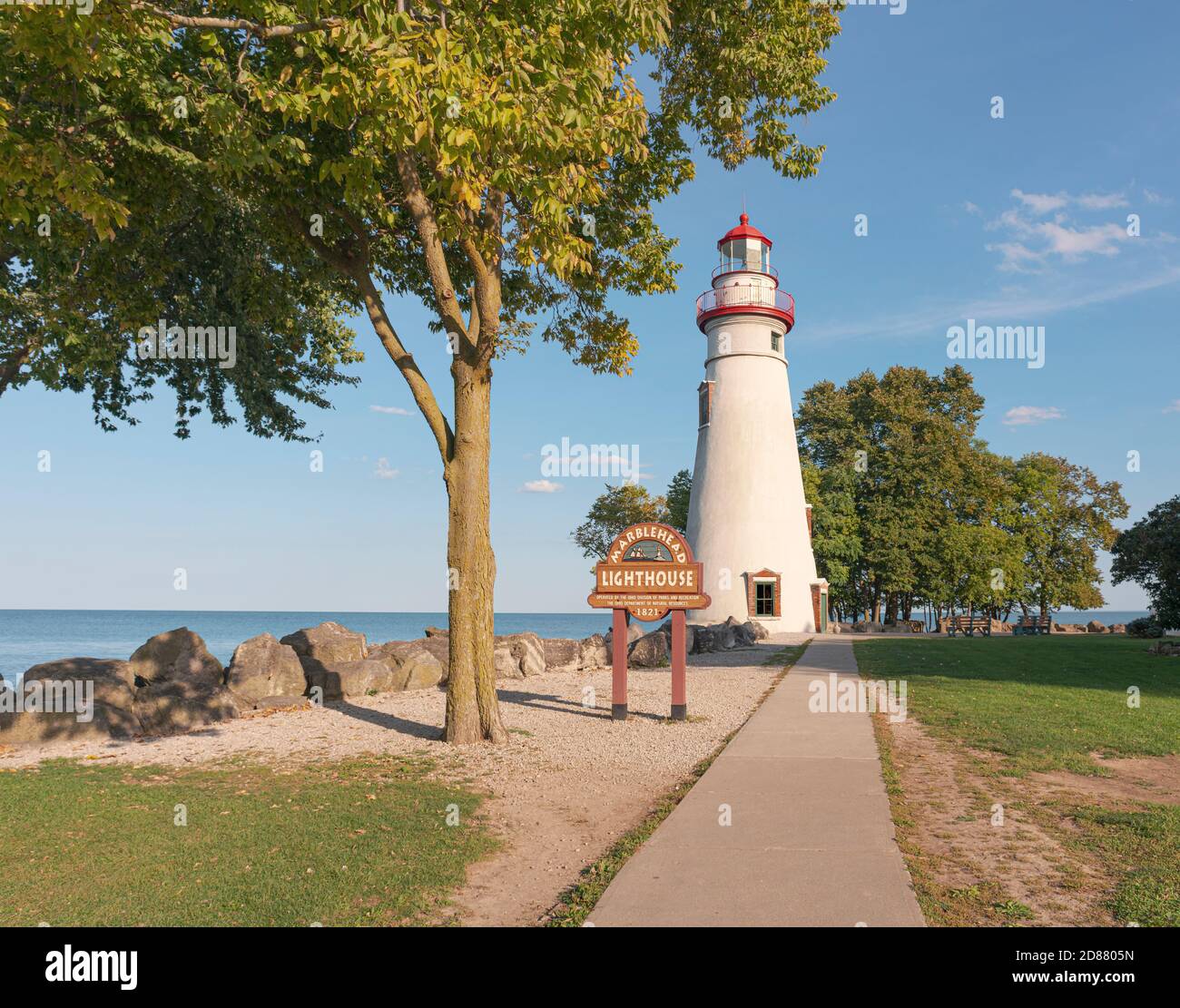 Le plus ancien phare des Grands Lacs en exploitation continue, le phare de Marblehead, sur le lac Érié, à Marblehead, en Ohio, à l'automne. Banque D'Images