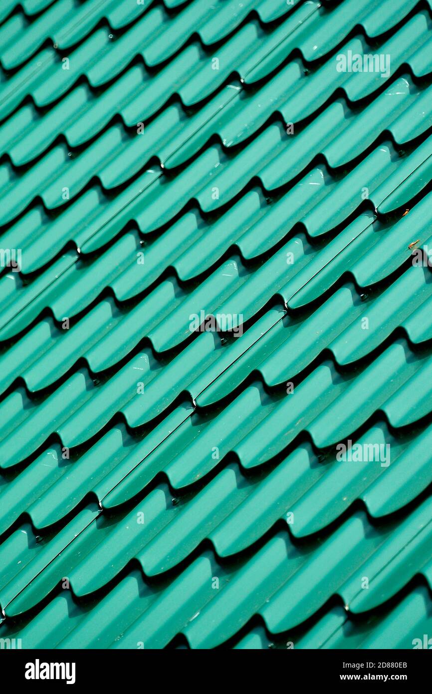 Une section d'un toit en métal vert sur un bâtiment dans une région rurale du Canada de l'Alberta. Banque D'Images