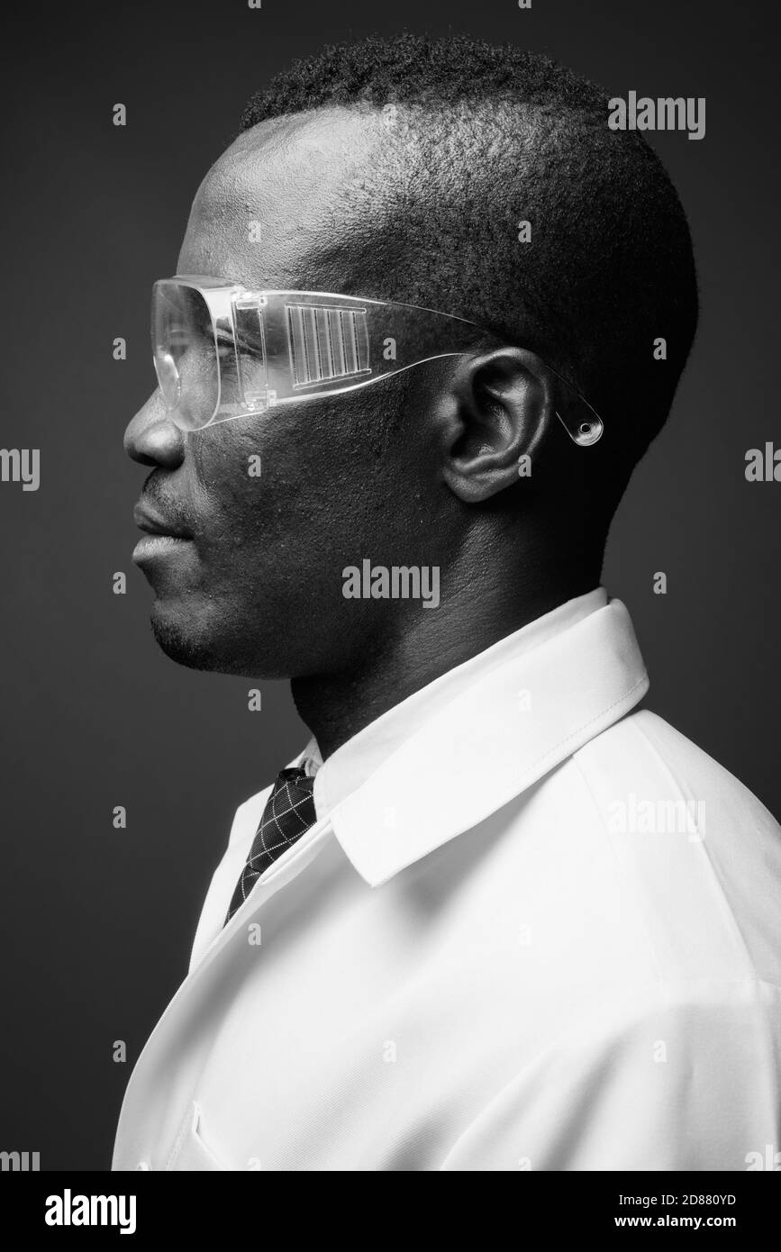 Studio de prise de vue d'un jeune homme africain médecin sur fond gris Banque D'Images