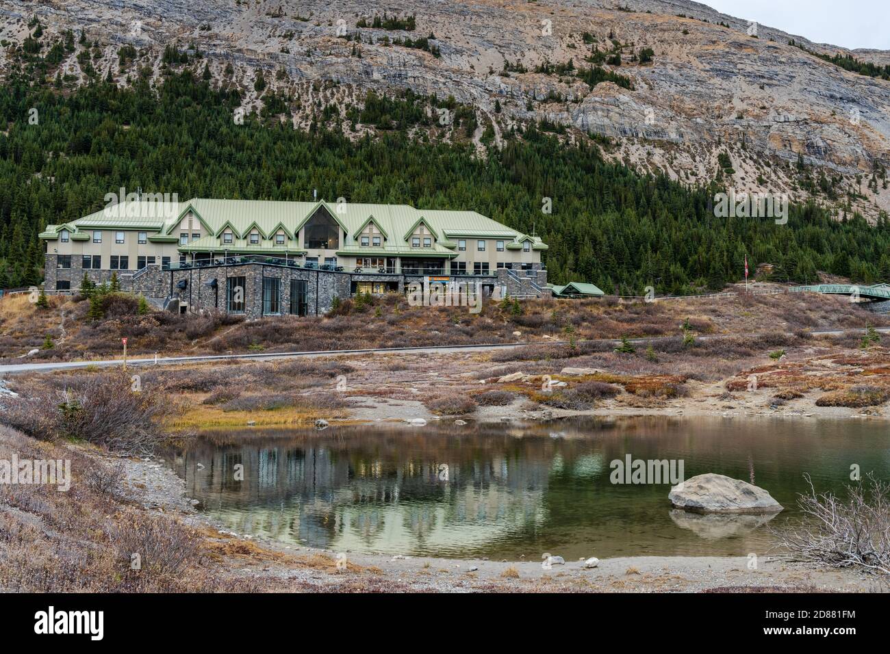 Columbia Icefield Discovery Centre (Glacier View Lodge) en automne. Parc national Jasper, Alberta, Canada. Banque D'Images