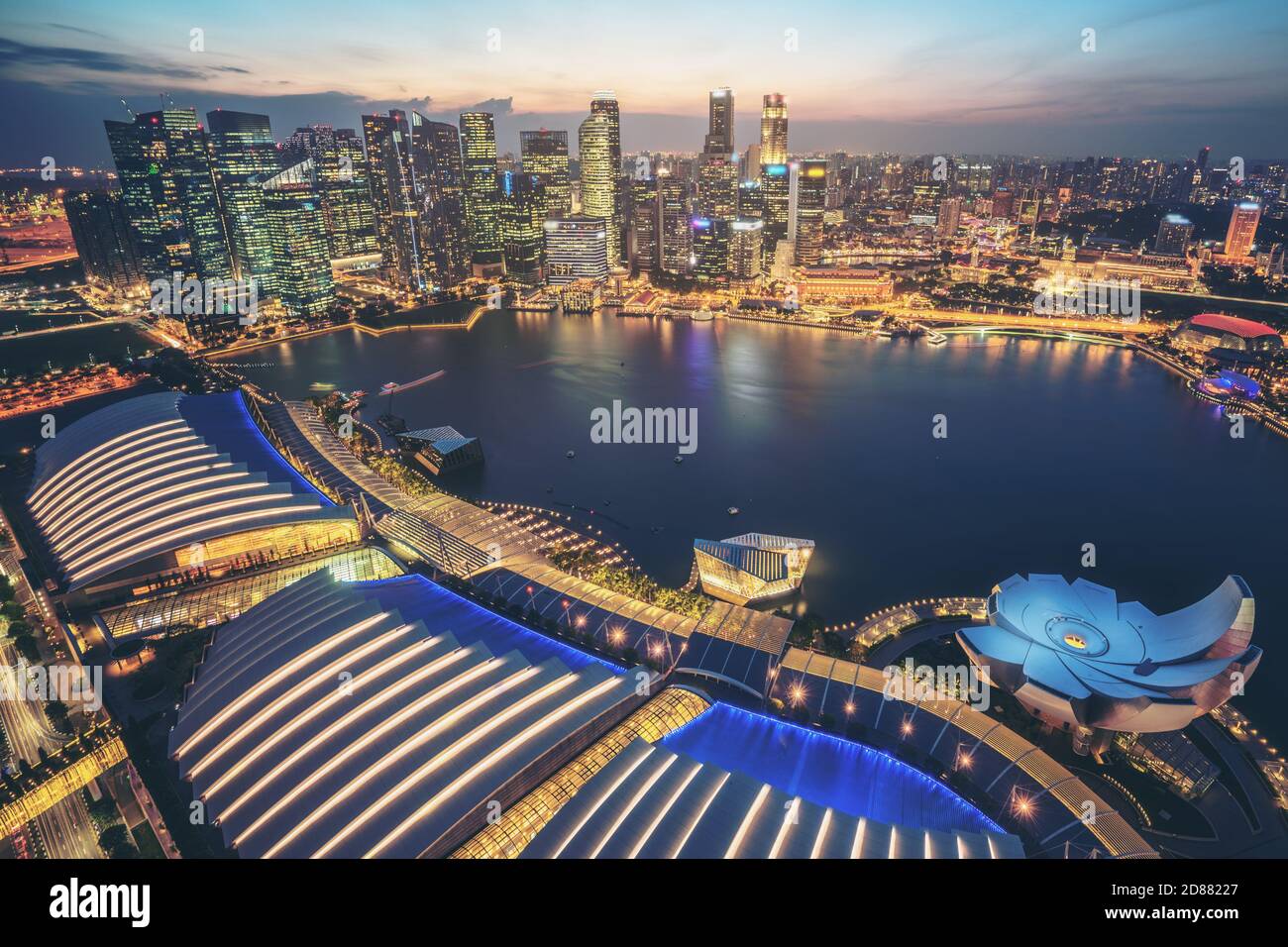 Vue aérienne de la baie de Marina au coucher du soleil. Zone centrale de Singapour et CityScape la nuit à Marina Bay. Ville de Singapour et Banque D'Images