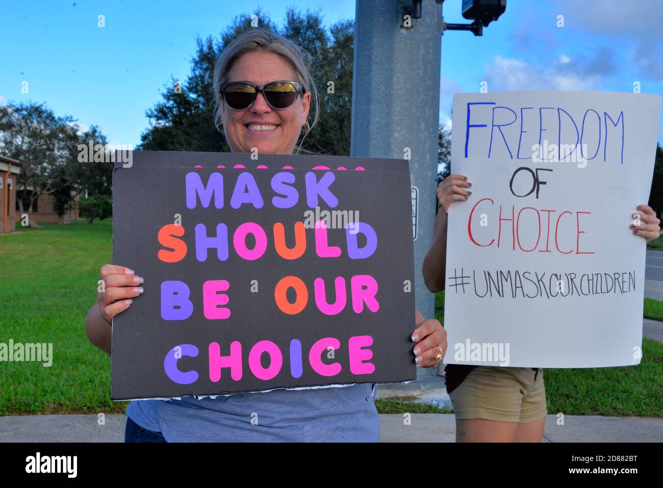 Viera, Comté de Brevard, Floride, États-Unis. 20 octobre 2020. Une semaine avant la réunion du conseil scolaire du comté de Brevard, un groupe a déjà commencé à protester à l'extérieur du bâtiment du conseil scolaire. Le groupe veut que le conseil annule l'exigence obligatoire de masque facial pour les étudiants en raison du virus Corona 19. Crédit : Julian Leek/Alay Live News Banque D'Images
