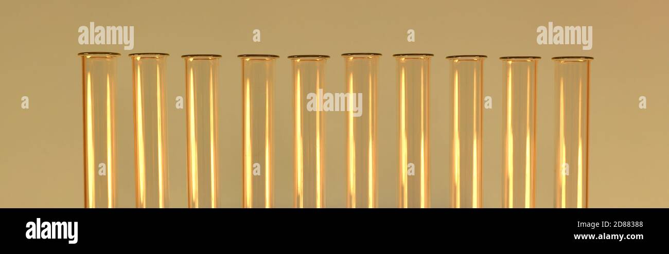 Une rangée de tubes à essai en or vides en verre avec cols. Au chaud. Banque D'Images