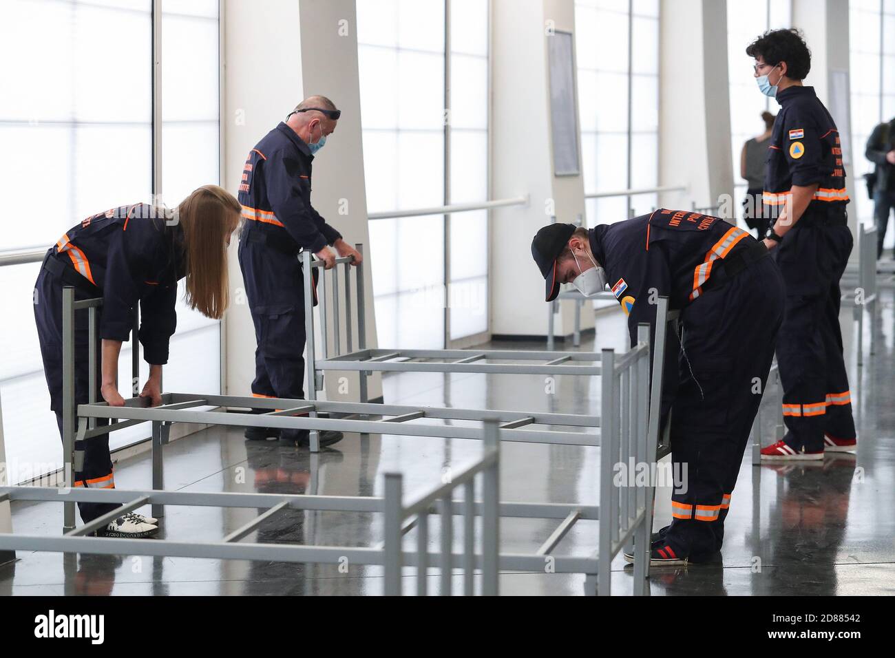 (201028) -- ZAGREB, le 28 octobre 2020 (Xinhua) -- les travailleurs ont installé des lits pour des patients potentiels de COVID-19 dans un hôpital temporaire établi dans le stade Arena Zagreb à Zagreb, en Croatie, le 26 octobre 2020. Après avoir signalé une augmentation quotidienne record des cas de COVID-19 pendant cinq jours consécutifs en date du 25 octobre, le siège national de la protection civile de la Croatie a annoncé de nouvelles mesures. (Luka Stanzl/Pixsell via Xinhua) Banque D'Images